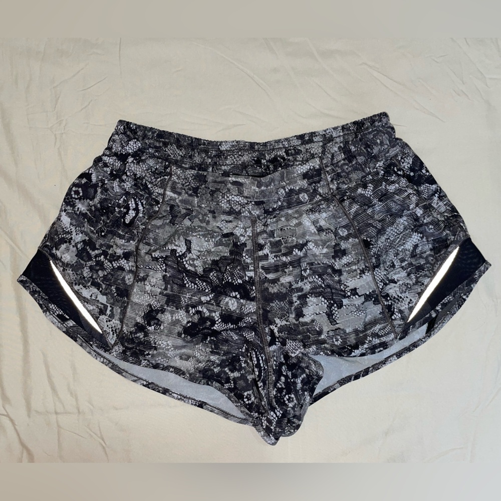 Lululemon Athletica Hotty Hot Low-Rise Lined Short 2.5”
